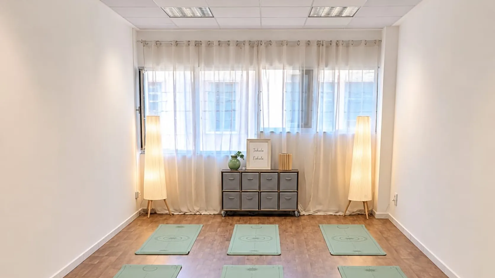 Sala donde se imparten las clases de yoga de Dharma Quiromasajes en Tomares